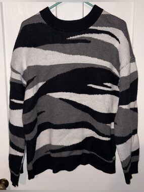 Roxy Women’s Black, Gray & White Abstract Stripe Crewneck Sweater size M